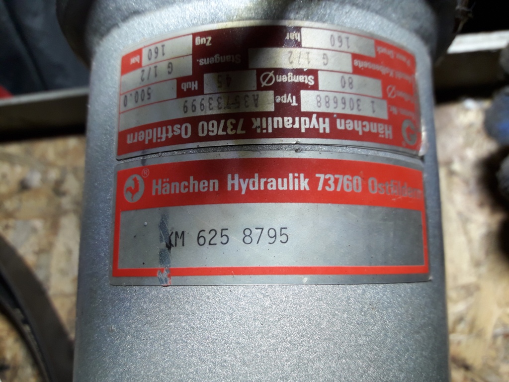 Niemiecki siłownik hydrauliczny dwustronny