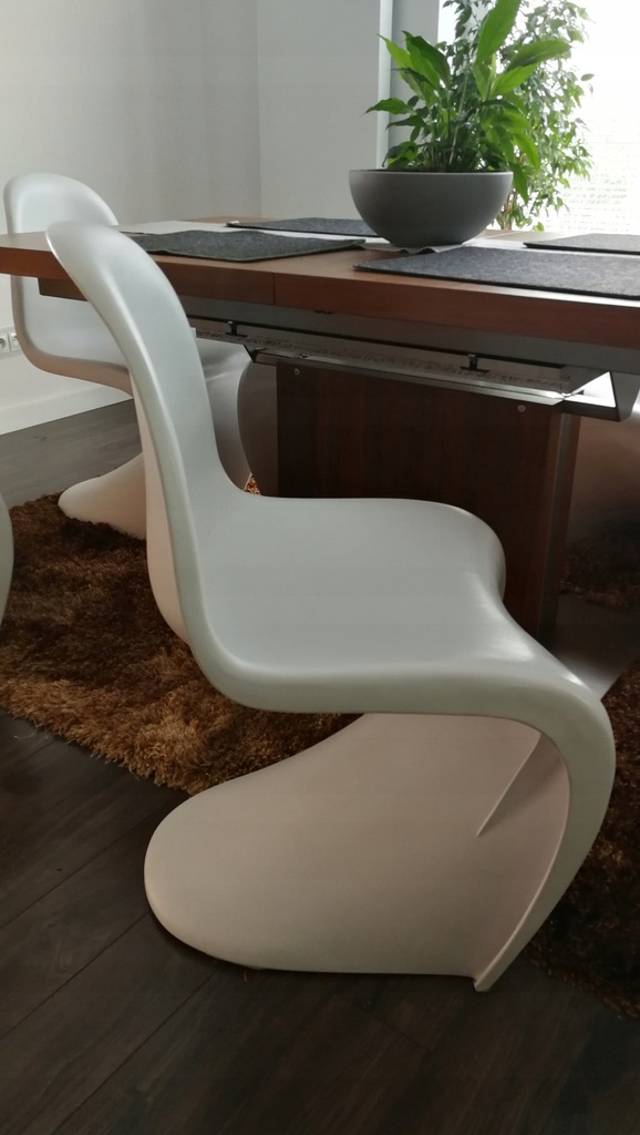 Nowoczesne wygięte krzesło do salonu PANTON