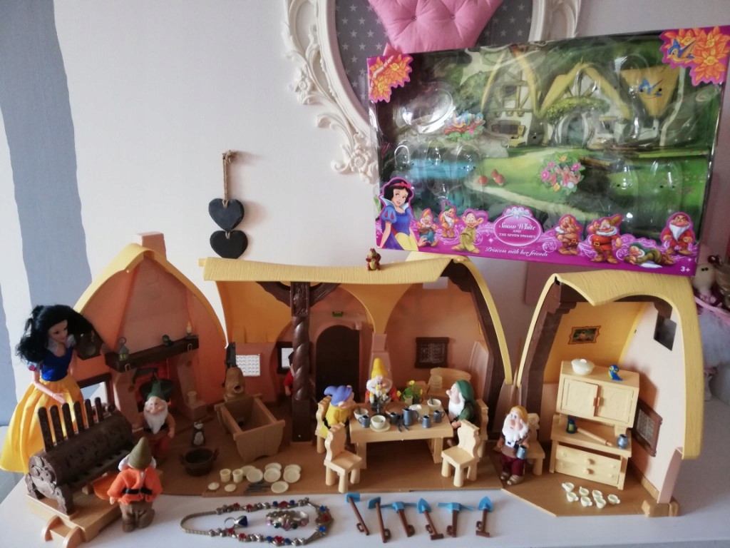 Duży domek krasnoludków i królewny Śnieżki