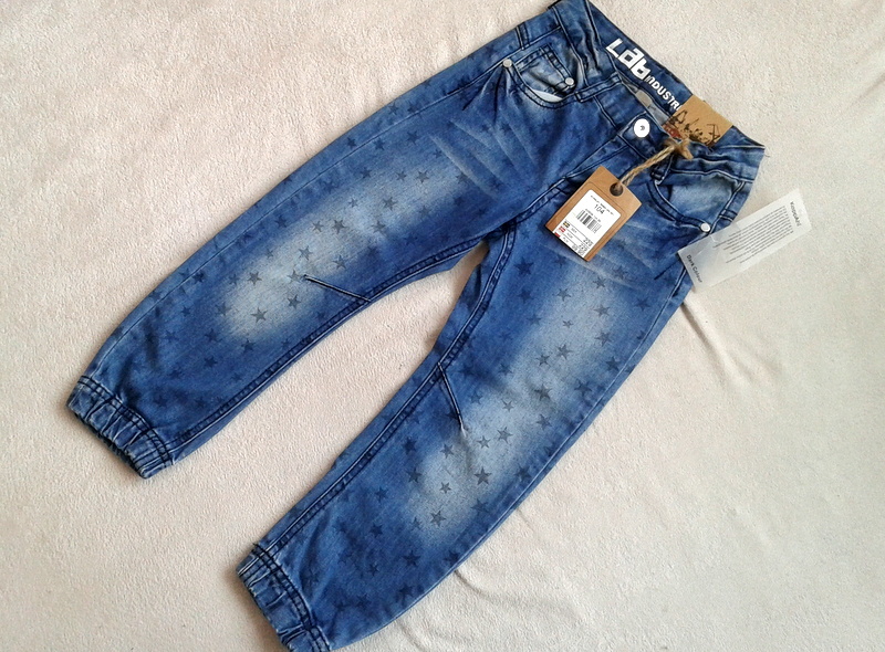 KappAhl świetne spodnie jeansy w gwiazdki NOWE 104