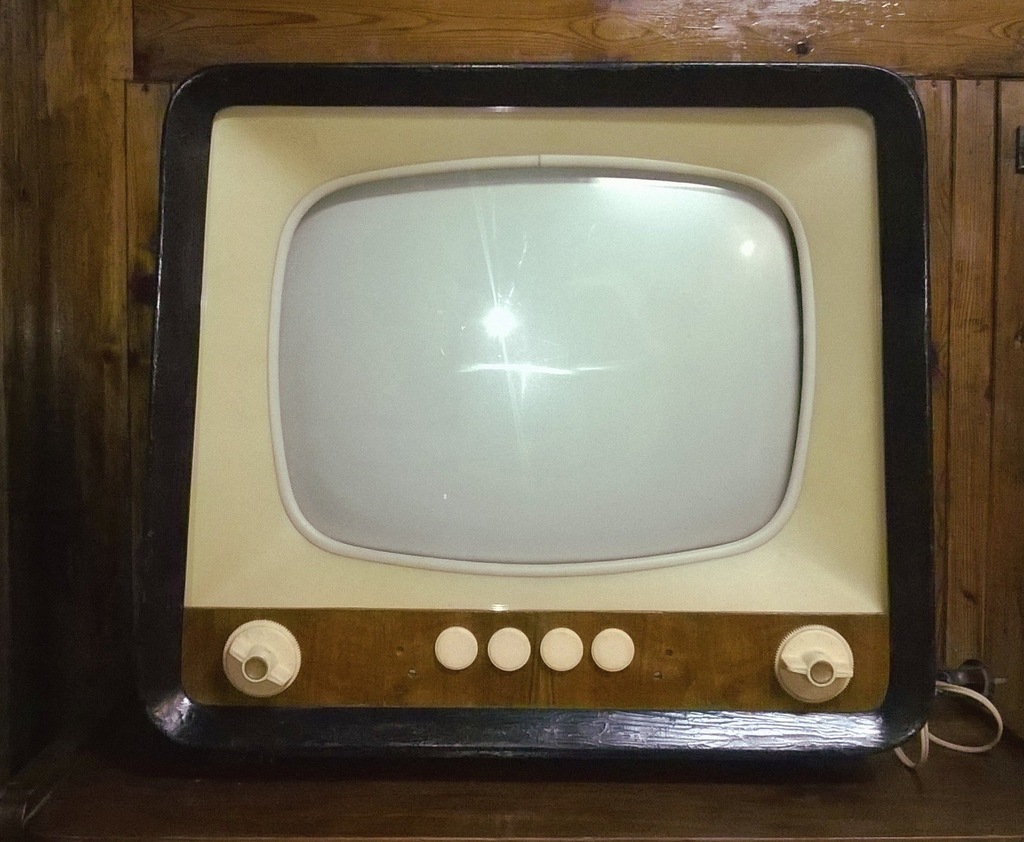 TELEWIZOR LAMPOWY NEPTUN B ANTYK