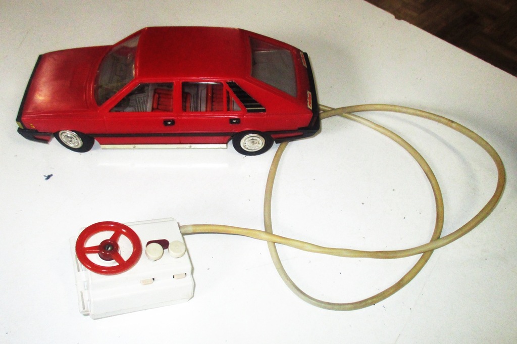 CZZ 4046 ZABAWKA POLONEZ PRL NA PILOTA , KABEL