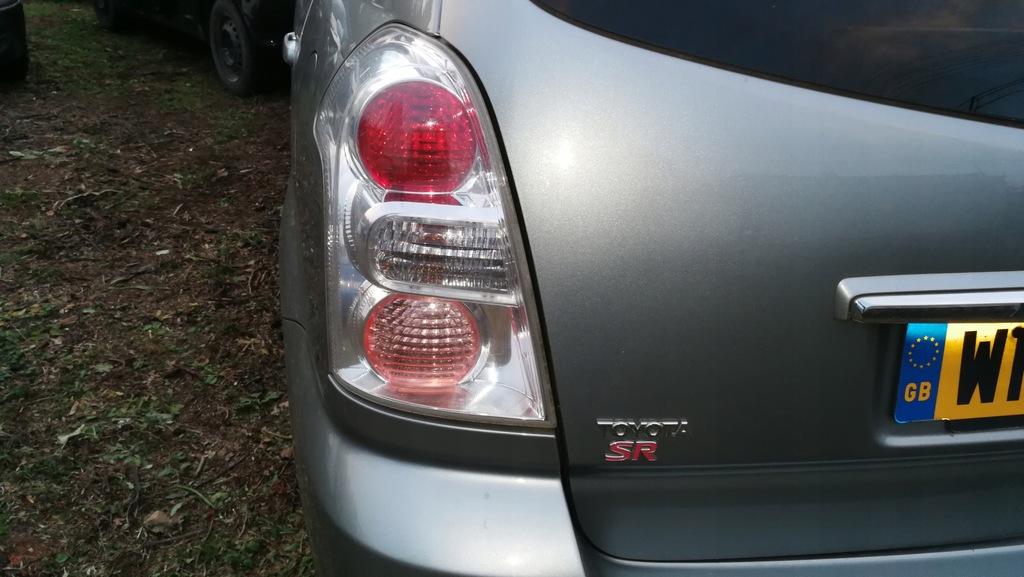Lampa lewa tył tylna Toyota COROLLA VERSO 0709