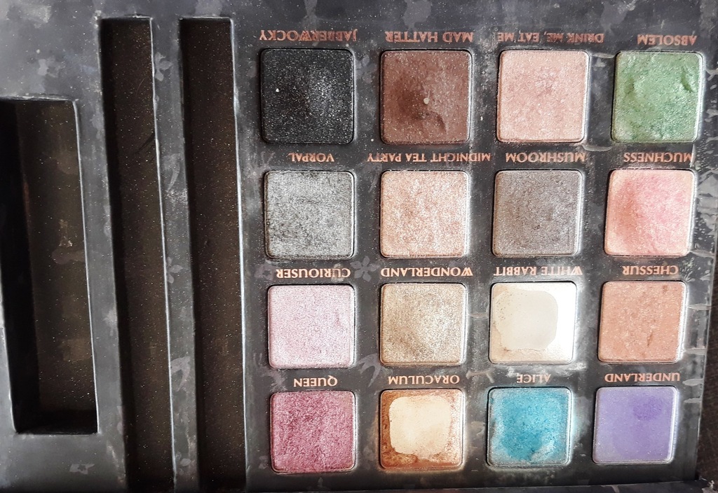 Urban Decay paleta cieni Alice in Wonderland