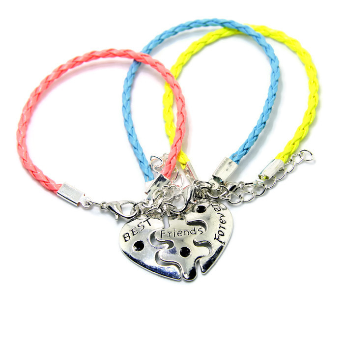 3 браслета дружбы. Браслеты для 3 лп. Браслет для подружки на др. Кулоны для друзей. Браслеты дружбы на троих.