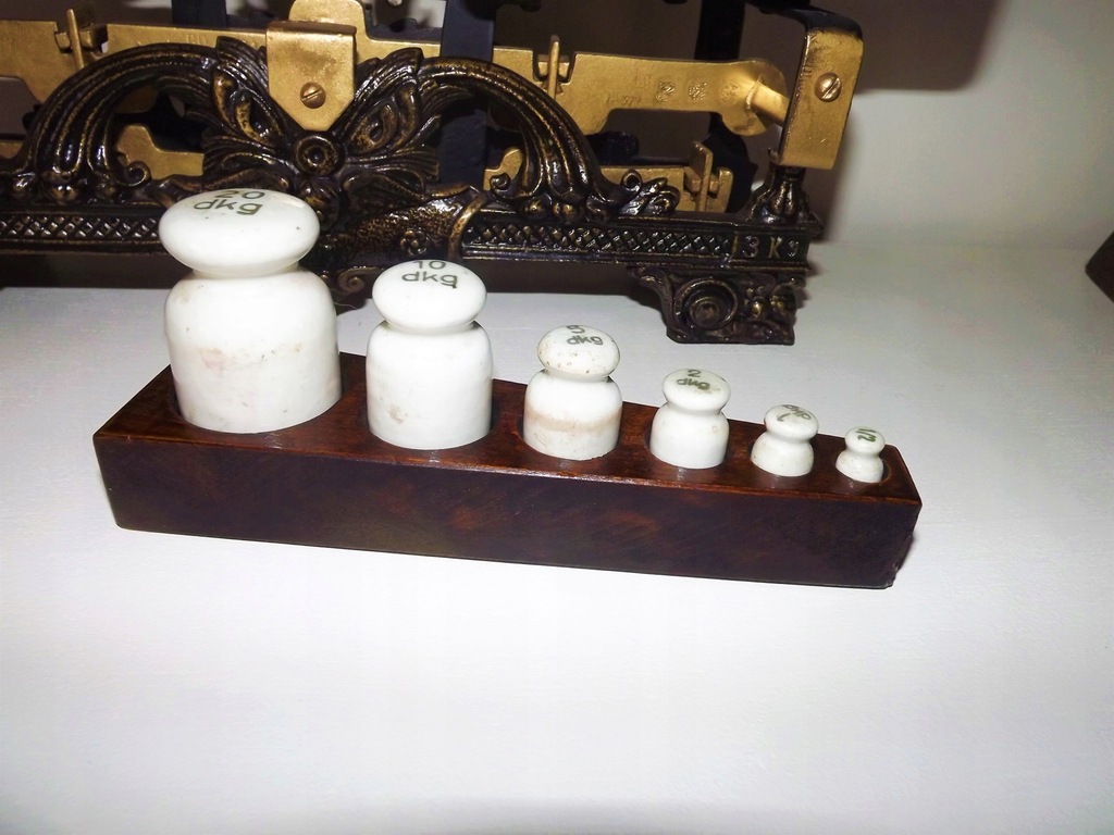 Na Szalkach Wagi Umieszczono Pojemniki Zawierające Jednakowe Objętości Gazów Porcelanowe odważniki do wagi szalkowej - 7712518639 - oficjalne