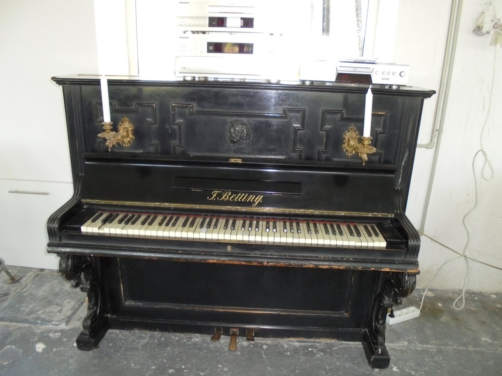 Pianino Theodor Betting z kandelabrami