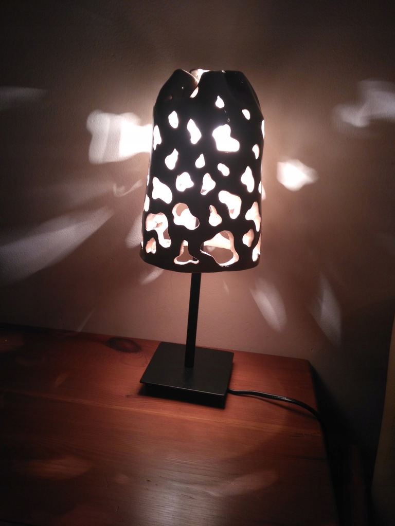 Ceramiczna lampa stołowa z dziurami od artysty