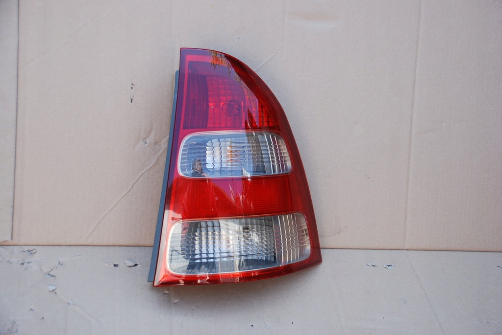 TOYOTA COROLLA E12 KOMBI 02-04 LAMPA TYLNA PRAWA