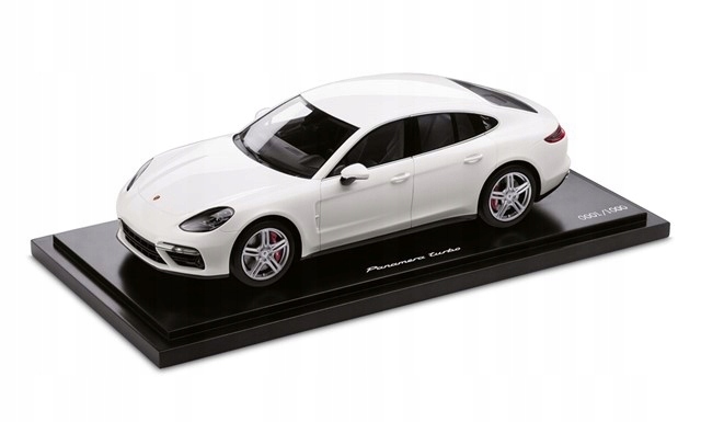 Model Porsche Panamera Turbo G2, 1:18 biały
