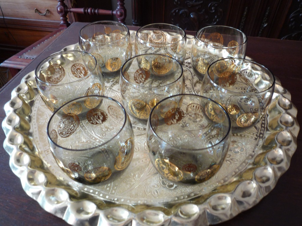 8 szklanic ze złotym wzorem