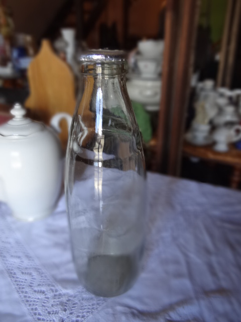 STARA BUTELKA NA MLEKO Z EPOKI PRL Z KAPSLEM