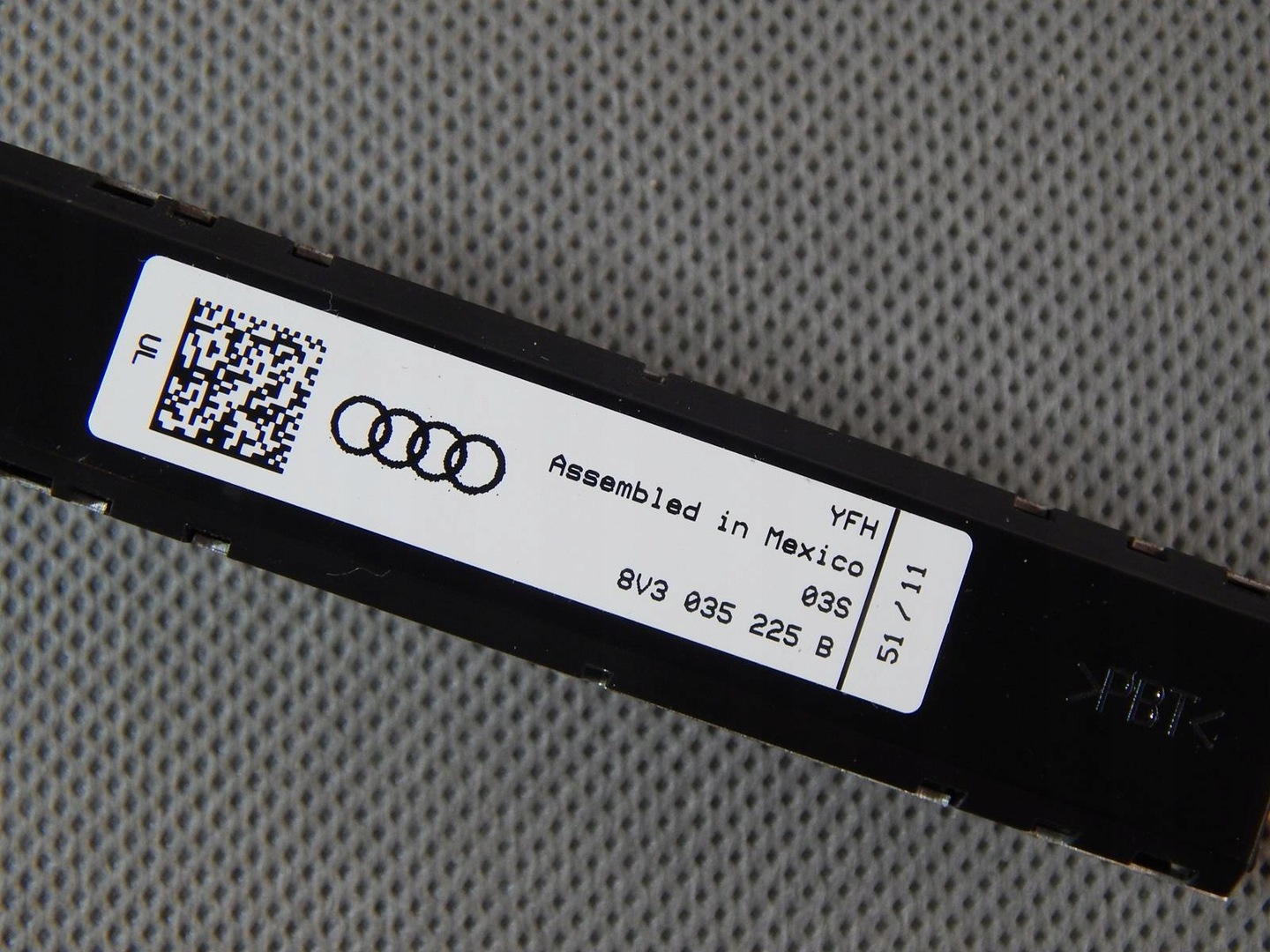 AUDI A3 8V ANTENNA AMPLIFIER 8V3035225B