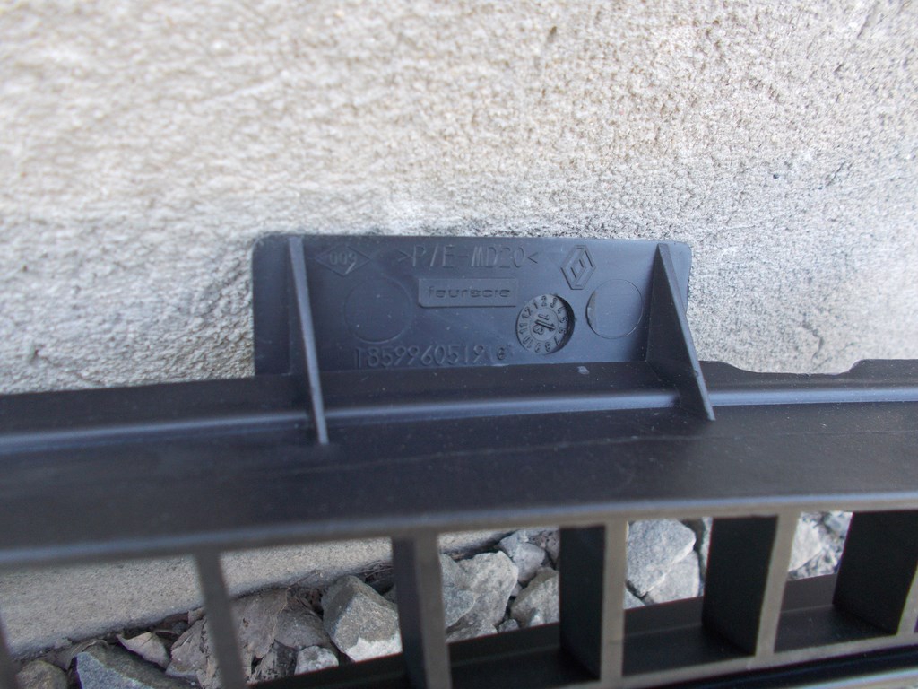 central grid of a bumper RENAULT CLIO 3 III