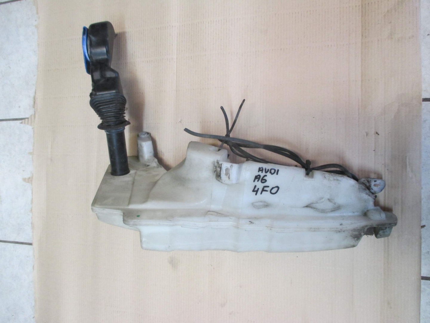 washer fluid tank AUDI A6 4F0 04R- XENON
