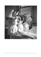 Pocztówka - Siostry Czerwonego Krzyża z chorym w szpitalu