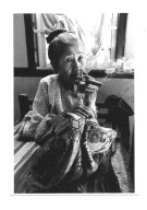 Pocztówka - Niewidoma staruszka z cygarem / Azja