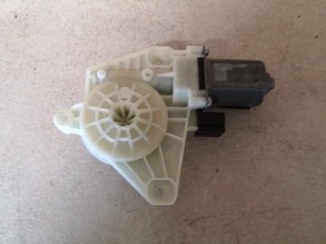 Двигунчик скла праві vw passat b8 5q4959802d фото №1