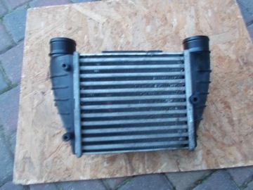 CHLADIČ INTERCOOLER PRAVÝ A4 EXEO 8E0145806Q