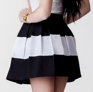 SPÓDNICZKA MINI w PASY CZARNO BIAŁA ROZKLOSZOWANA w ZAKŁADKI M