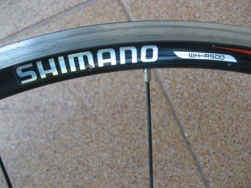 Переднее шоссейное колесо Shimano Wheels диаметром 28 дюймов/622 мм.