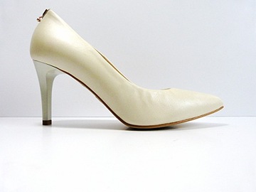 Waniliowo cremowe czólenka szpilki Sala 36 klasyczne buty damskie ze skóry