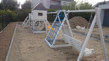 Детская площадка, стол, гнездо аиста, скалолазание