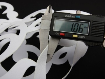 Адела Ламбрекен-гардина, прикрепленная по бокам, ажурная.