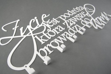 Металлическая настенная вешалка с надписями для зала