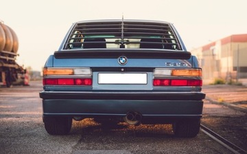 Задняя шторка из черного пластика BMW E12