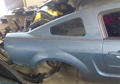 Скло бічна права ліва крила mustang 05-10 фото №1