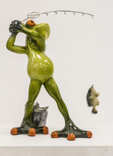 Figurka dekoracyjna żaba wędkarz 18x12x8 118554