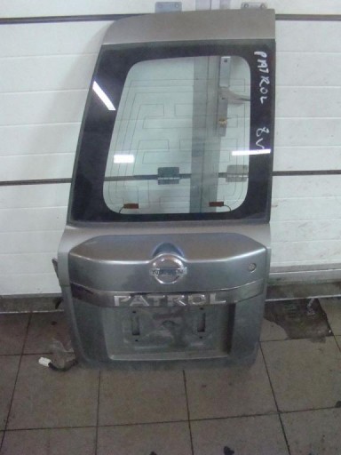 Ліві задні двері прикриває кришка багажника Patrol Y61