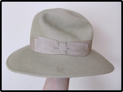Zdjęcie oferty: Zielonkawy kapelusz damski zdobiony tasiemką