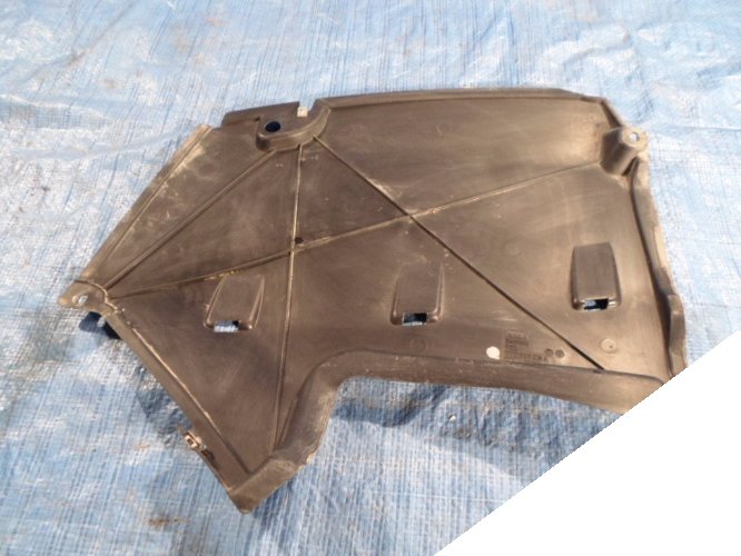 Audi a4 b9 8w захист днище ліва 8w0825219, Ціна