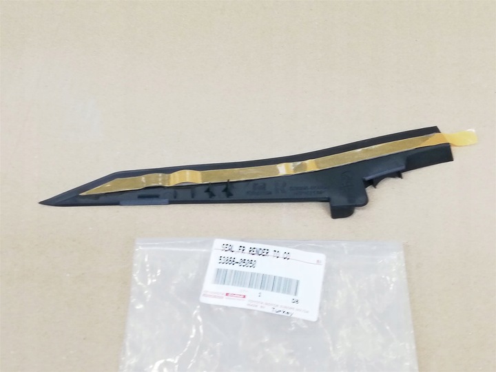 фото №3, Avensis t27 15-18 прокладка резинка крыло перед p