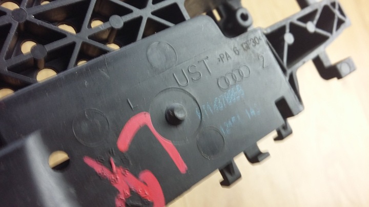 фото №9, Крепление ручка левый перед водителя audi a4 b8 a5 8t 8t1837885b оригинальный номер eu