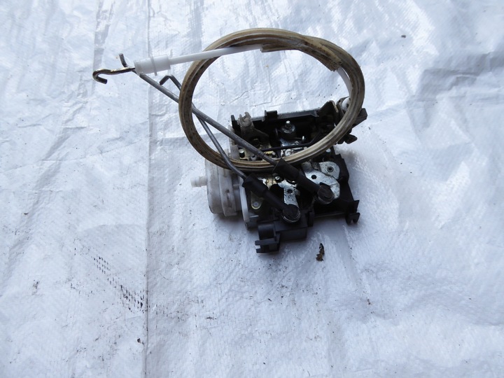 фото №1, Замок перед праві audi a4 b5 3 контакти 96- 8d1837016f