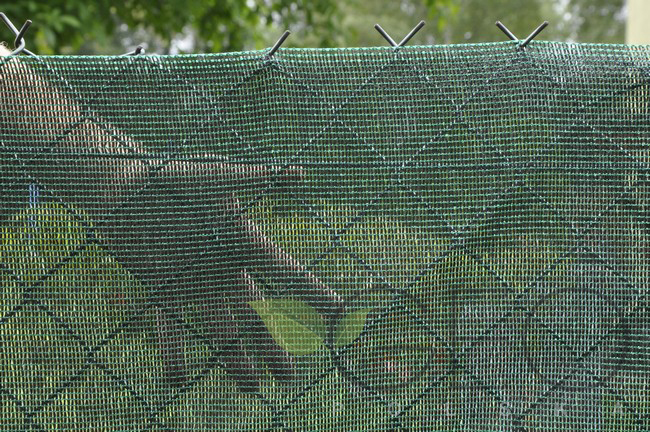 Затеняющая сетка на забор из рабицы фото