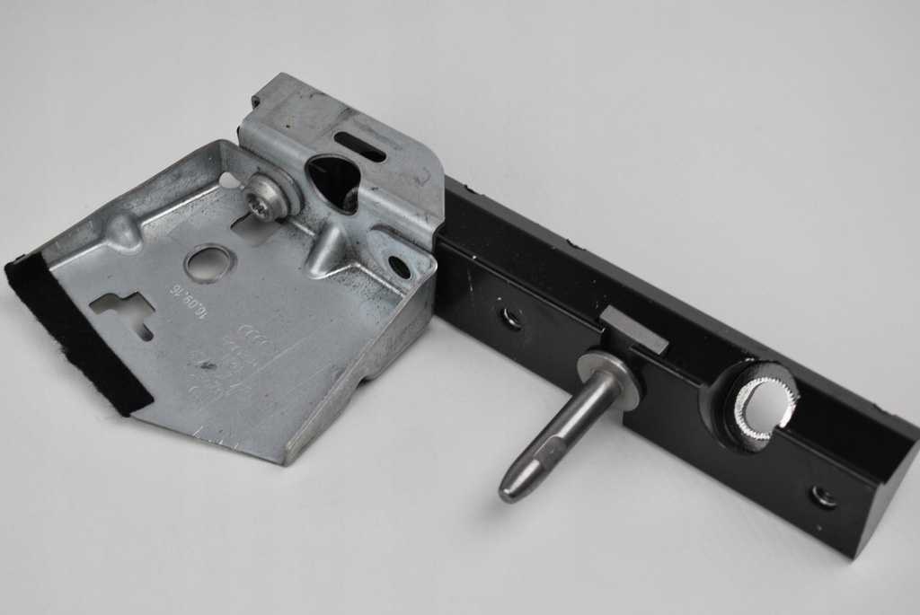 фото №1, Пластина крепёжная левая audi r8 spyder 4s7813929d