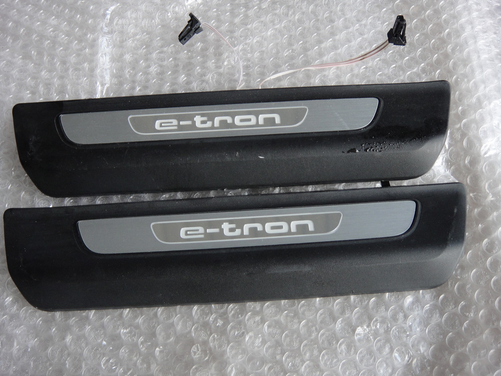 фото №1, Audi q7 e-tron молдинг порог led 4m0947418a