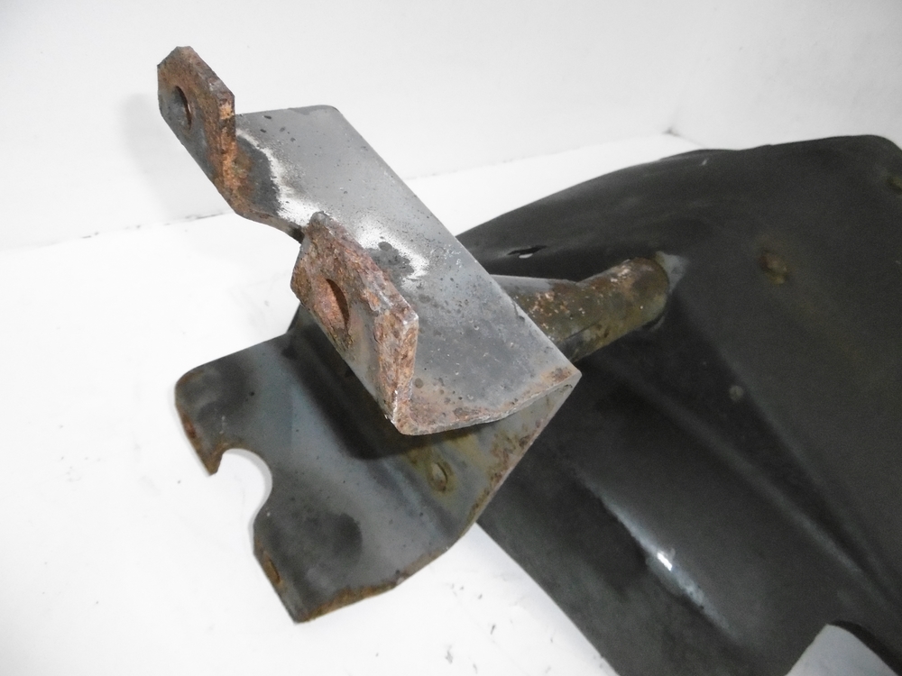 фото №2, Підкрилок кронштейн лівий перед magnum